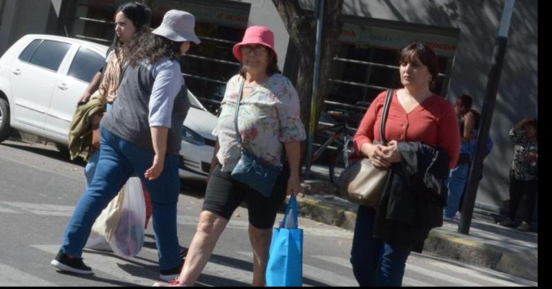 PRONÓSTICO Según el Servicio Meteorológico Nacional hoy la m�xima en Santiago rondaría los 35 grados