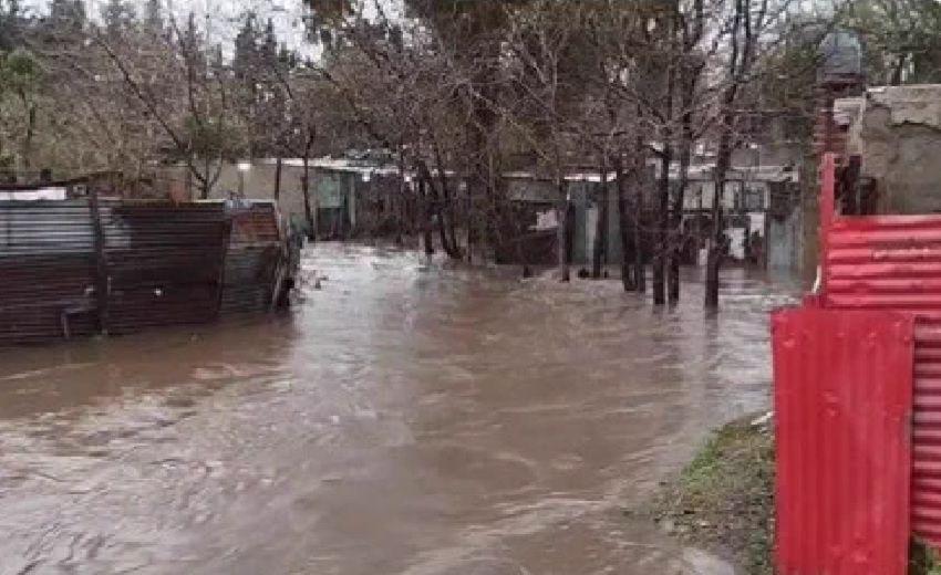 VIDEO  La Plata fue azotada por un temporal de lluvia y granizo y hay cientos de vecinos evacuados