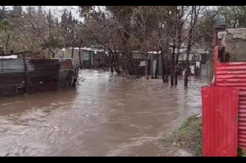 VIDEO  La Plata fue azotada por un temporal de lluvia y granizo y hay cientos de vecinos evacuados