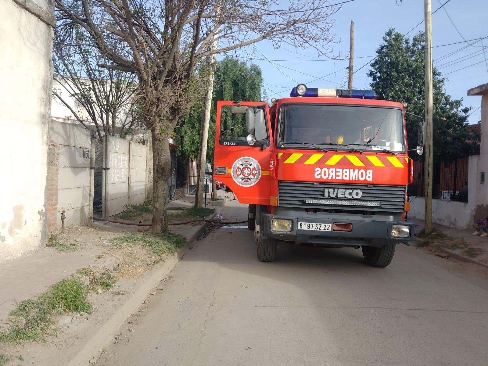 FOTOS- Apagan incendio en el barrio Caacuteceres