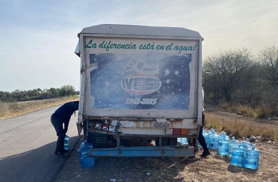 Choque de camiones produjo la peacuterdida de bidones de agua y soda