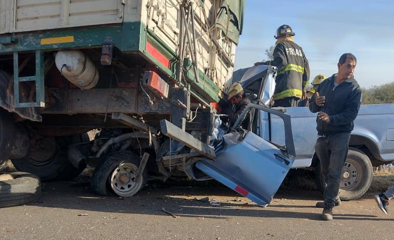 Familia se salvoacute de milagro tras chocar su vehiacuteculo con un camioacuten