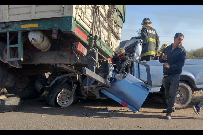 Familia se salvoacute de milagro tras chocar su vehiacuteculo con un camioacuten