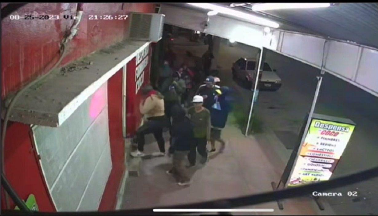 VIDEO  Capturan a cinco delincuentes que asaltaron un comercio en el barrio 8 de abril