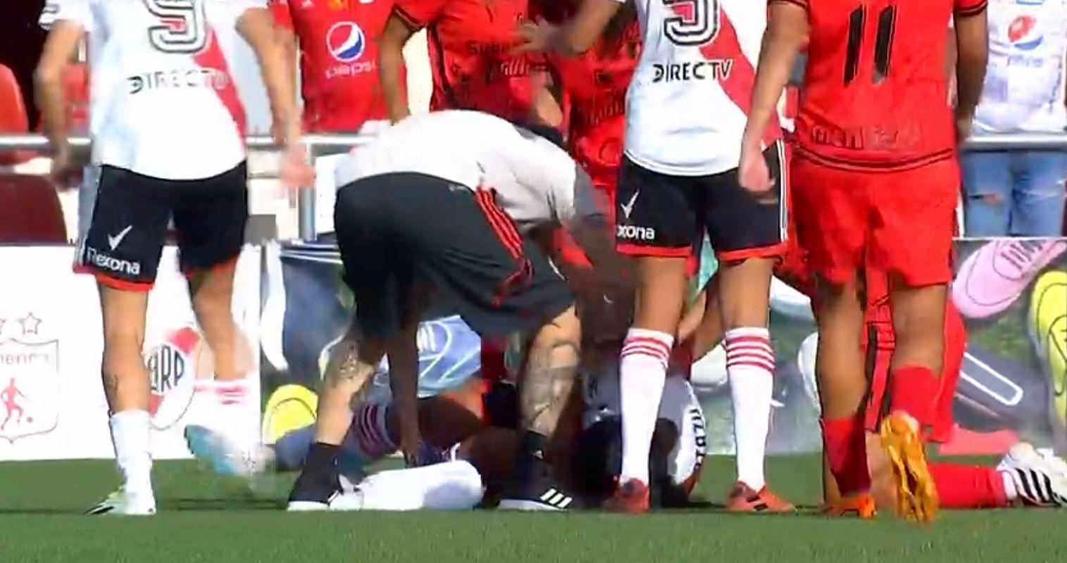 Conmocioacuten en el fuacutetbol femenino- una jugadora de River convulsionoacute en pleno partido