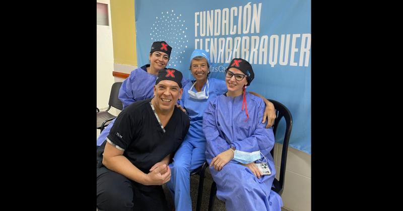 EQUIPO Los profesionales santiagueños posan junto a la presidenta de la Fundación Elena Barraquer (centro)