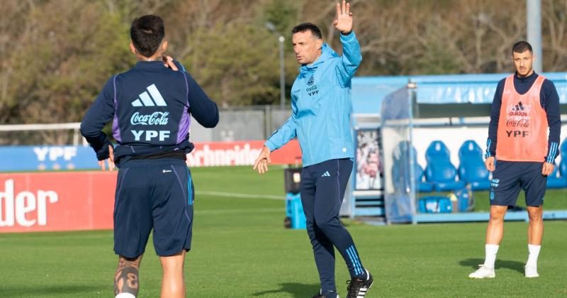 La Seleccioacuten tuvo su primera praacutectica en Ezeiza y sin Messi que se sumaraacute hoy