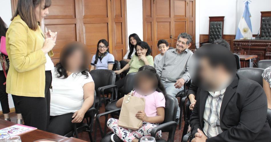 Familia de docentes integroacute a una nintildea de 5 antildeos como hija adoptiva