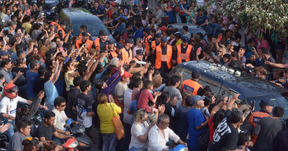 El recorrido del cortejo fuacutenebre de Huguito Flores y su esposa