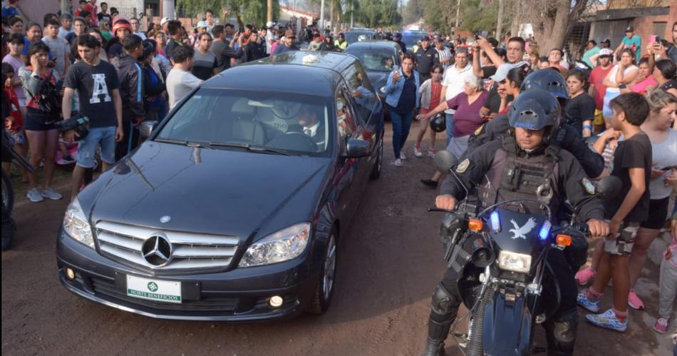 FOTOS- Una caravana de vehiacuteculos acompantildean el cortejo fuacutenebre de Huguito Flores