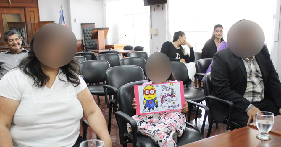 Familia de docentes integroacute a una nintildea de 5 antildeos como hija adoptiva