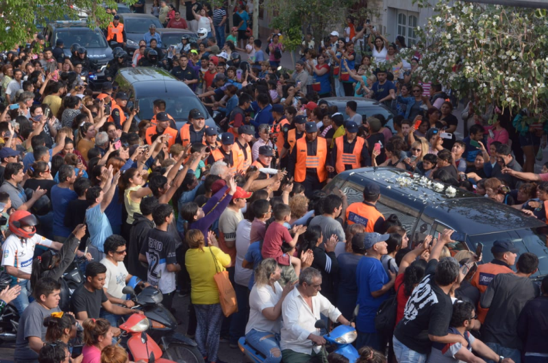 El recorrido del cortejo fuacutenebre de Huguito Flores y su esposa