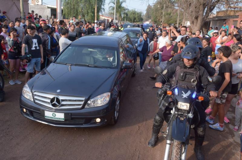 FOTOS- Una caravana de vehiacuteculos acompantildean el cortejo fuacutenebre de Huguito Flores