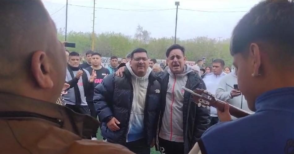 VIDEO  Te hubieras ido antes- a pura emocioacuten despiden a Huguito Flores en Ituzaingoacute