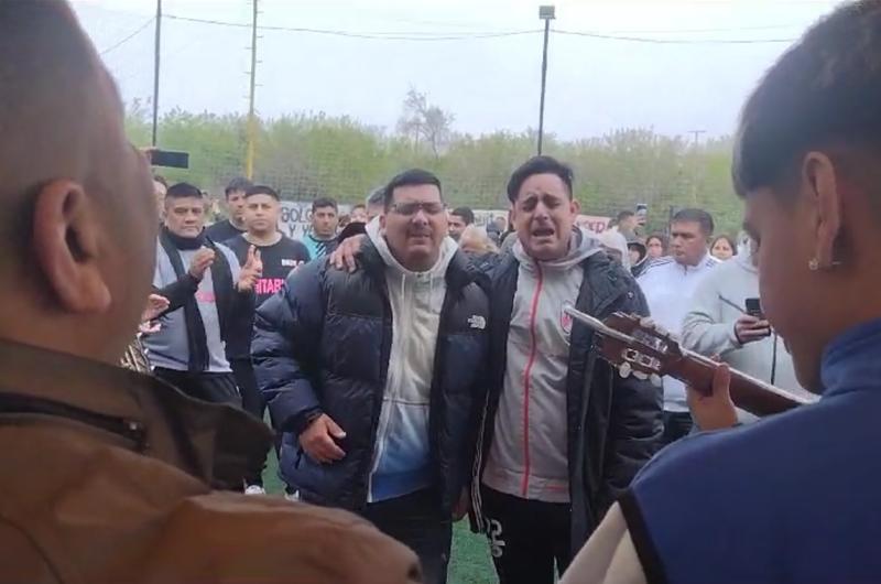 VIDEO  Te hubieras ido antes- a pura emocioacuten despiden a Huguito Flores en Ituzaingoacute