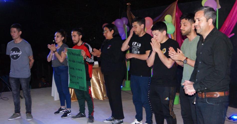 Hijos de Huguito Flores estuvieron presentes en un homenaje en Garza