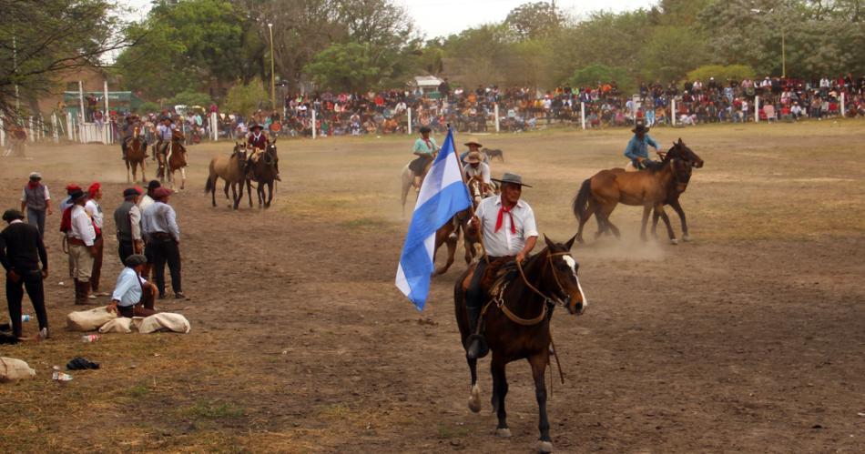 Maacutes de 4000 personas disfrutaron del festival de jineteada y chamameacute