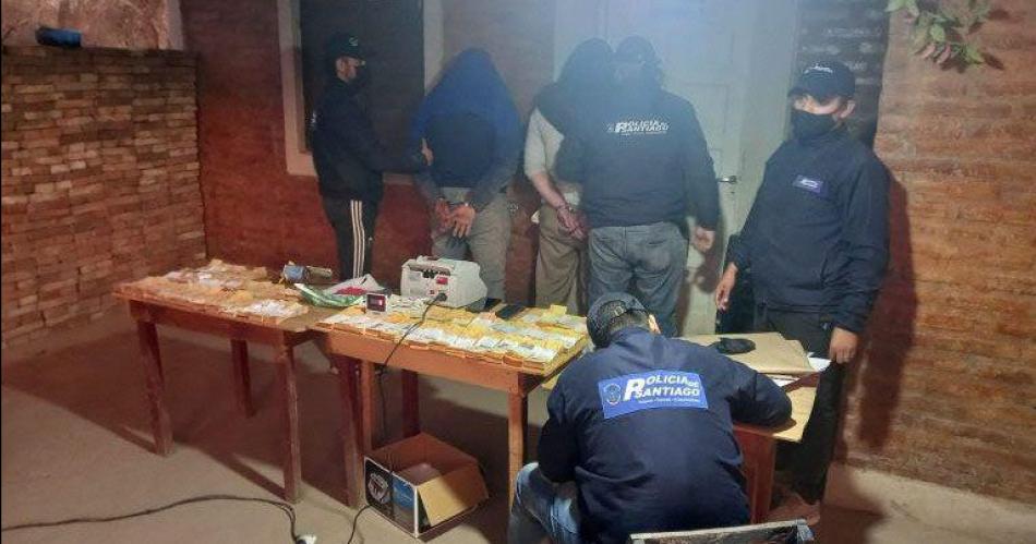 REDADAS- Los policías allanaron varias casas y recuperaron parte del botín El fuerte de US no apareció