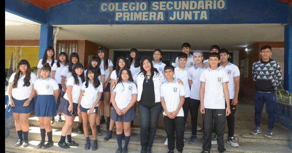 El Colegio Primera Junta alentaraacute y apoyaraacute a los atletas con sus porristas