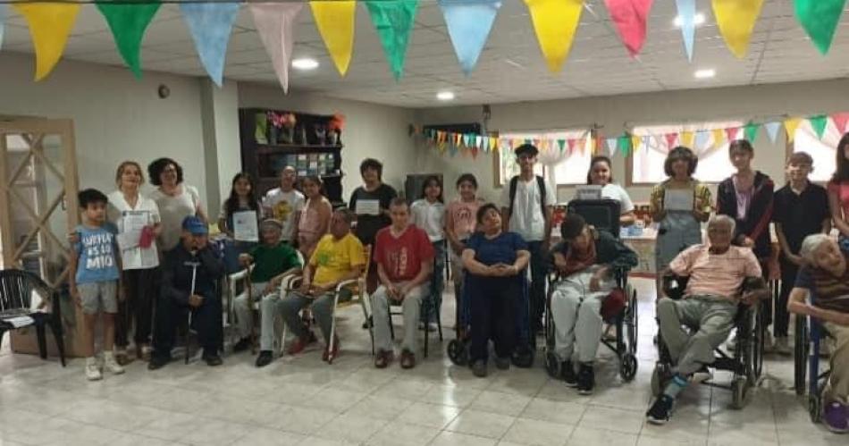 Alumnos del Taller Literario visitaron a los abuelos del Hogar de Ancianos