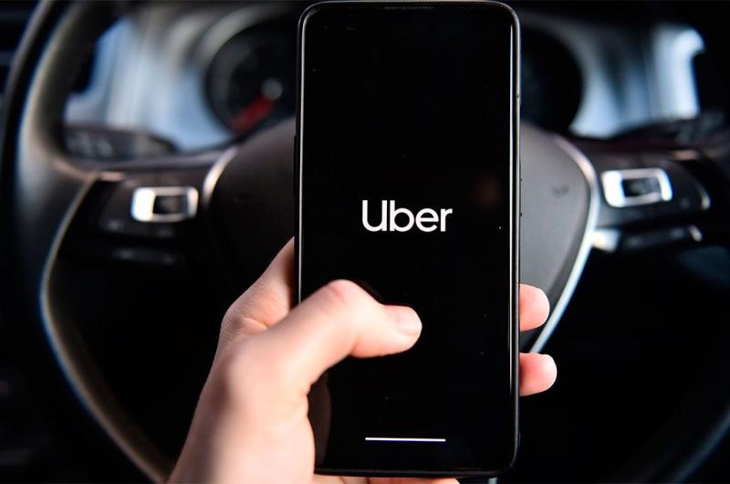 Uber comenzoacute a funcionar en Santiago y taxistas piden evitar desembarco