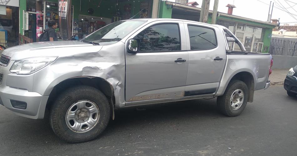 Ciclista se salvoacute del milagro al chocar con una camioneta y un colectivo