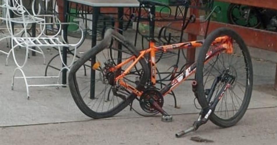 Ciclista se salvoacute del milagro al chocar con una camioneta y un colectivo