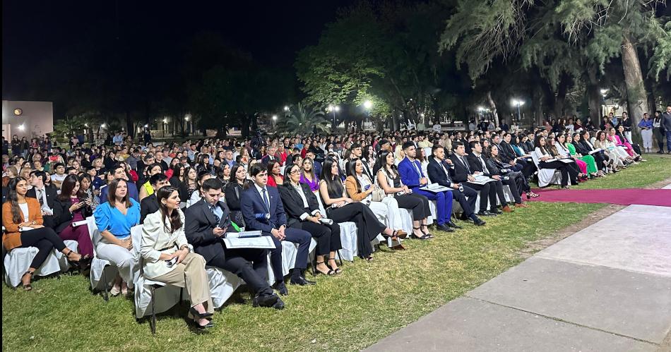 FIESTA Familiares amigos y compañeros acompañaron a los egresados