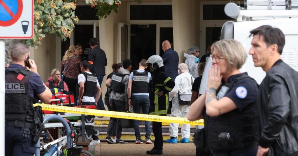 Al grito de Alaacute es grande un hombre matoacute a un docente con un cuchillo