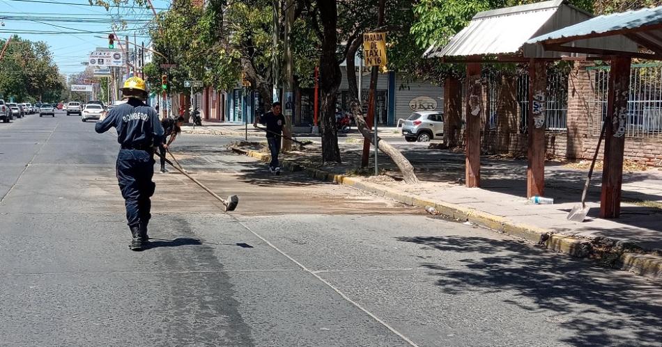 Derrame de combustible ocasionoacute inconvenientes en el traacutensito