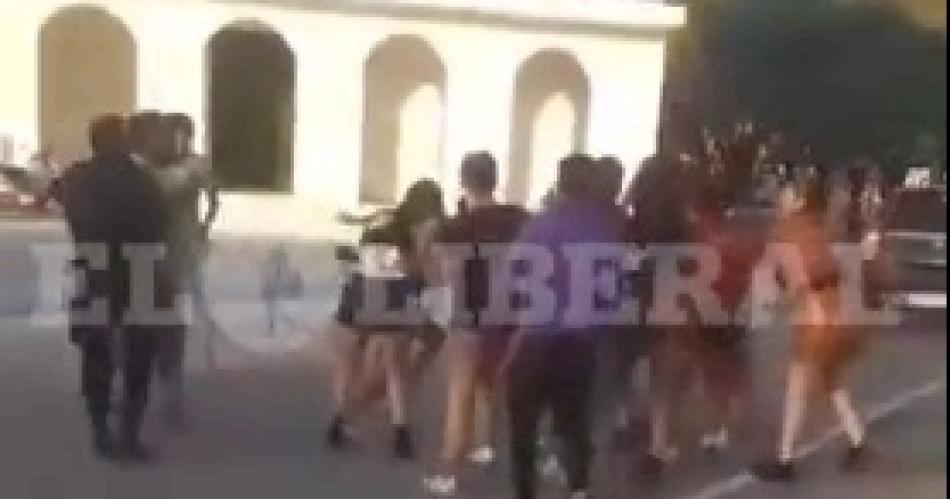 VIDEO  Brutal pelea de joacutevenes que saliacutean de un boliche en Antildeatuya