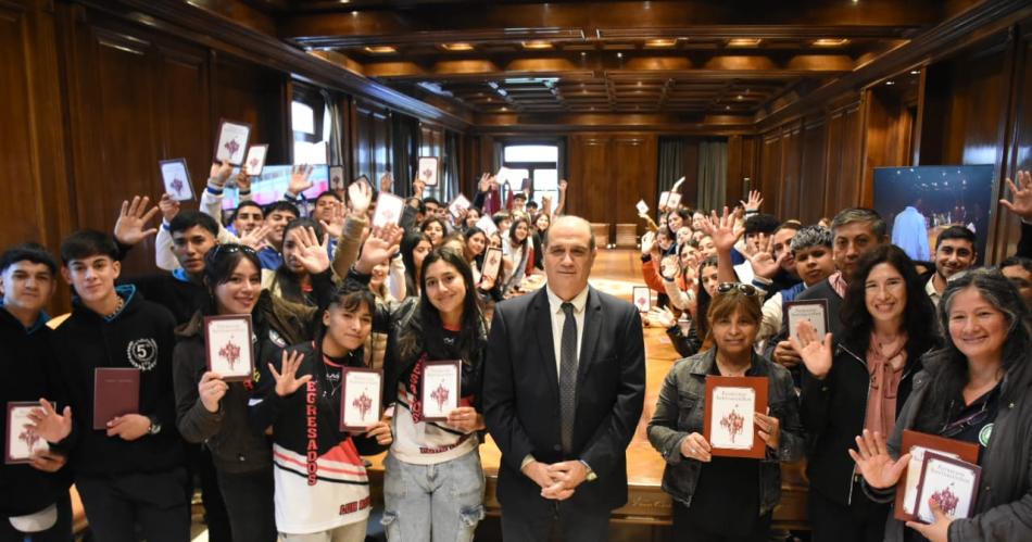 Alumnos de Capital y Riacuteo Hondo visitaron Casa de Gobierno