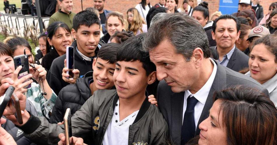 Massa- Solo con maacutes educacioacuten se supera la pobreza no se arregla con un voucher