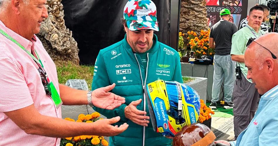 Fernando Alonso recibioacute una reacuteplica de un casco de Juan Manuel Fangio