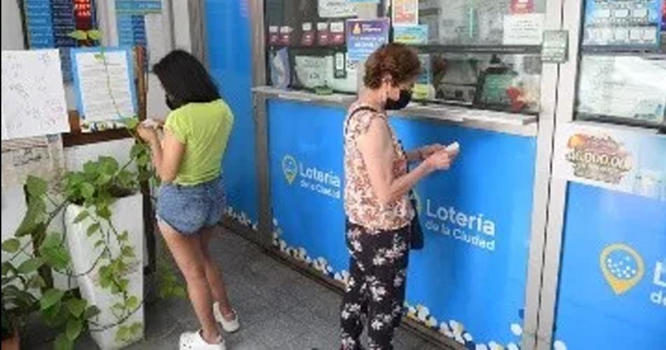 Un extrantildeo se le acercoacute la incentivoacute para que juegue a la loteriacutea y se volvioacute millonaria