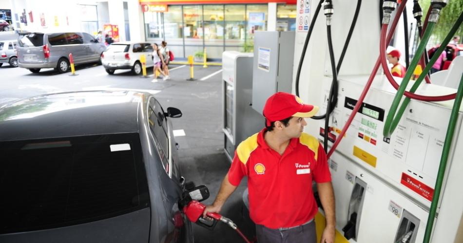 Axion y Shell subieron hasta 15-en-porciento- promedio y el Gobierno posterga alza impositiva a combustibles 