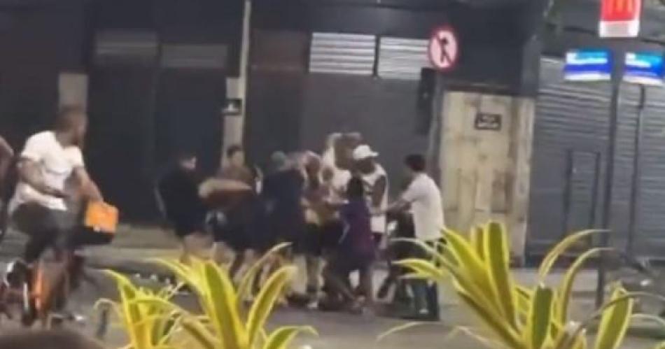 VIDEO La emboscada de hinchas de Fluminense a uno de Boca en Riacuteo de Janeiro