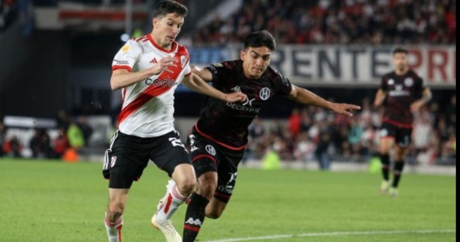 Huracaacuten sorprendioacute y vencioacute a River en el Monumental