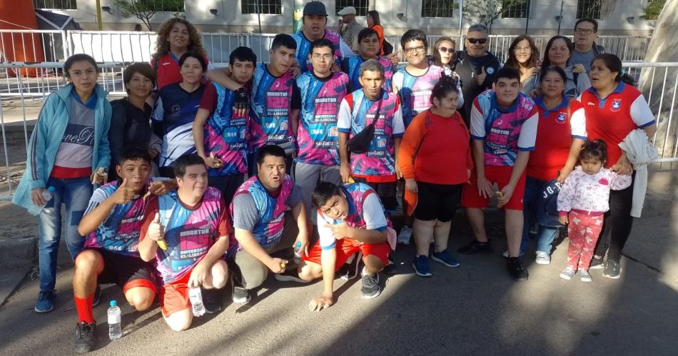 El equipo de rugby inclusivo Los Tatuacute dijo presente en el Maratoacuten de EL LIBERAL