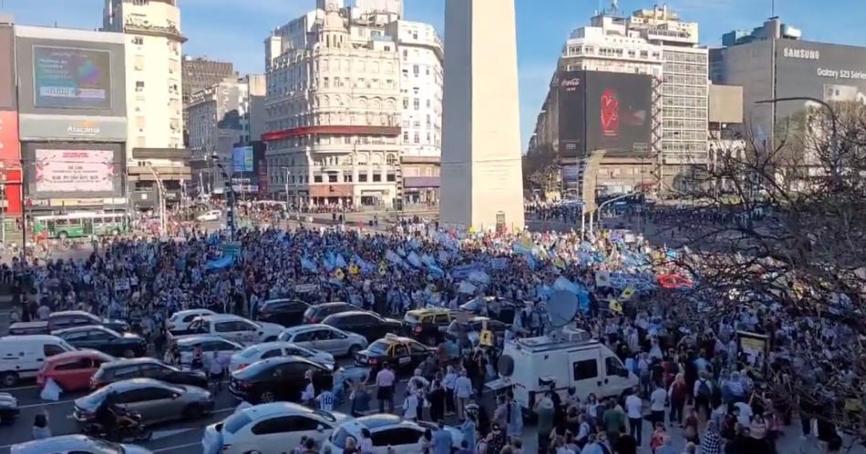 VIDEO  Masivo cacerolazo en el Obelisco y en Plaza de Mayo