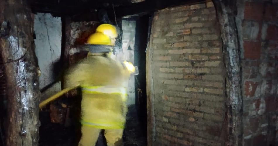 DAÑOS Los bomberos trabajaron el lugar para sofocar las llamas Las pérdidas registradas fueron totales