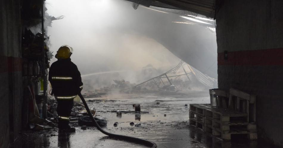  FOTOS  Peacuterdidas totales- Bomberos Voluntarios combaten el incendio del lubricentro