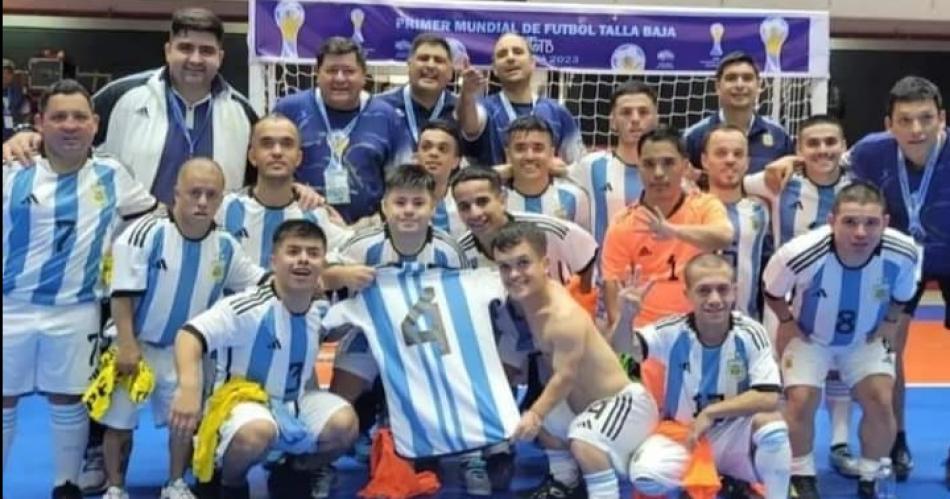 Daniel Sierra el santiaguentildeo que gritoacute campeoacuten mundial en fuacutetbol de talla baja