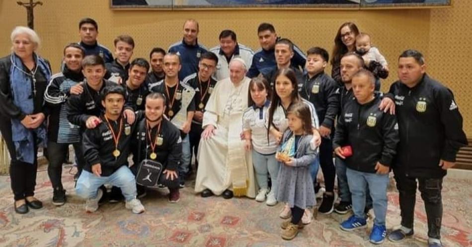 Daniel Sierra el santiaguentildeo que gritoacute campeoacuten mundial en fuacutetbol de talla baja