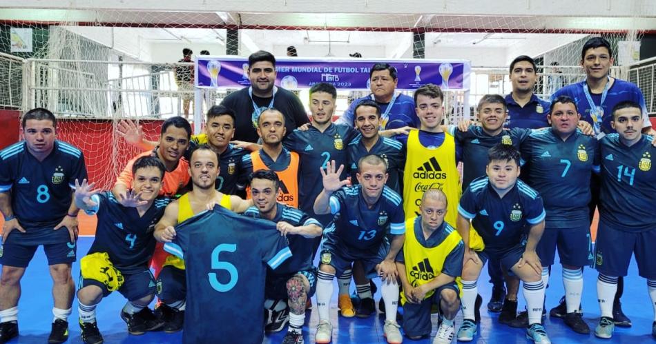 Daniel Sierra el santiaguentildeo que gritoacute campeoacuten mundial en fuacutetbol de talla baja