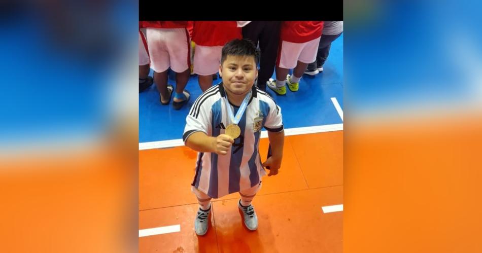 Daniel Sierra el santiaguentildeo que gritoacute campeoacuten mundial en fuacutetbol de talla baja