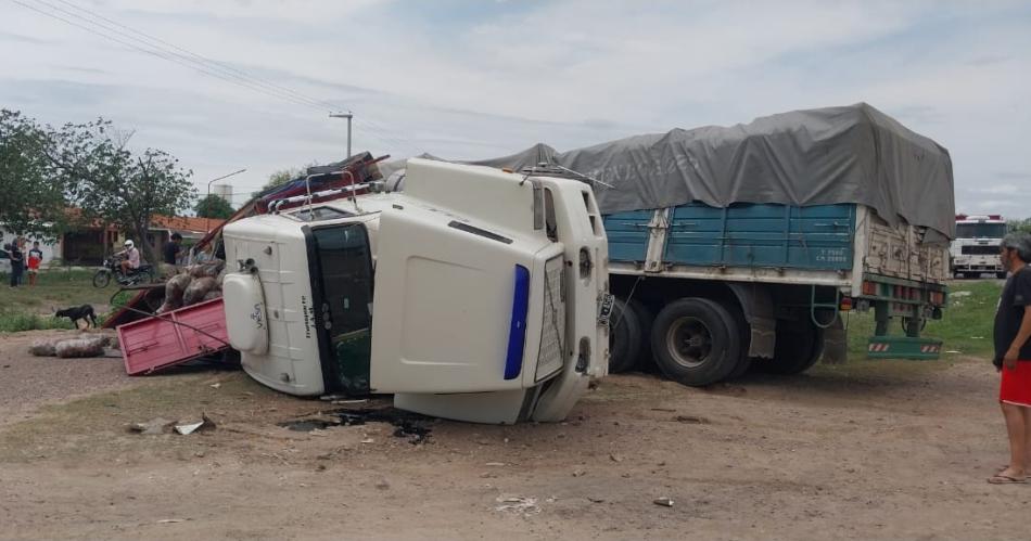 Volcoacute un camioacuten cargado con papas y los vecinos rescataron al chofer