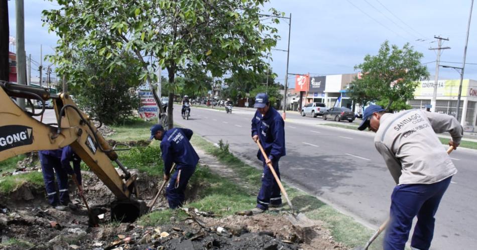 La Municipalidad realiza el mantenimiento de un tramo del desaguumle en Av Belgrano