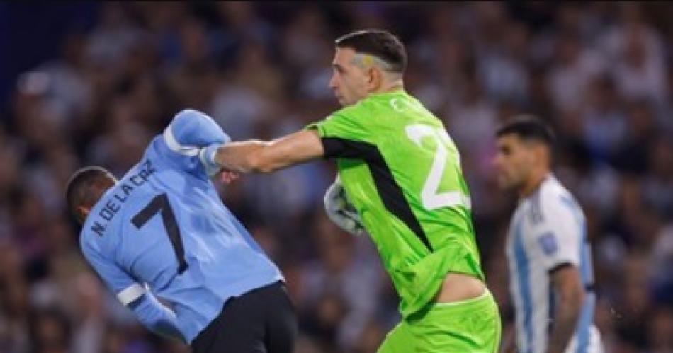 VIDEO  Los goles de Uruguay que terminaron con el reacutecord del Dibu Martiacutenez