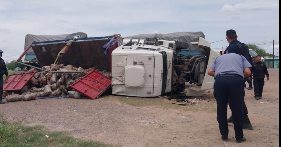 Volcoacute un camioacuten cargado con papas y los vecinos rescataron al chofer